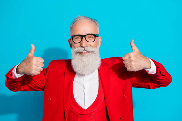 Photo portrait aged man in glasses showing like thumb-up sign isolated bright blue color background - Foto, Imagem