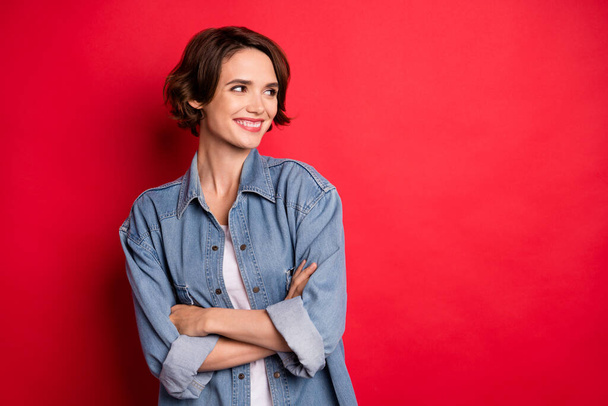 Photo portrait girl smiling looking copyspace with crossed hands isolated vivid red color background - Fotoğraf, Görsel