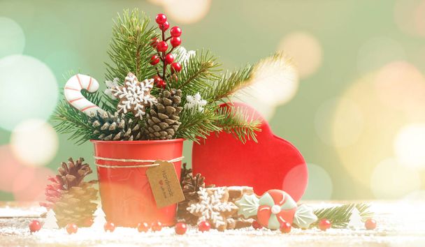 祭りの自然、廃棄物ゼロ、プラスチックフリー、クリスマスの装飾。DIY冬の休日伝統的な自家製ビスケット、モミの枝、松のコーンと赤い果実で作られた家の装飾. - 写真・画像
