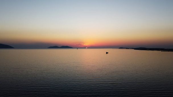 Zachód słońca nad Adriatykiem na wybrzeżu albańskim. - Zdjęcie, obraz