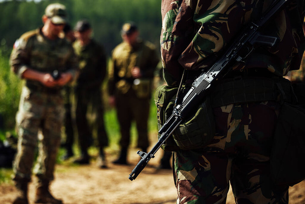 Die Waffe befindet sich am Gürtel eines Soldaten der Spezialeinheit. moderne Kampfausrüstung eines Elitesoldaten - Foto, Bild