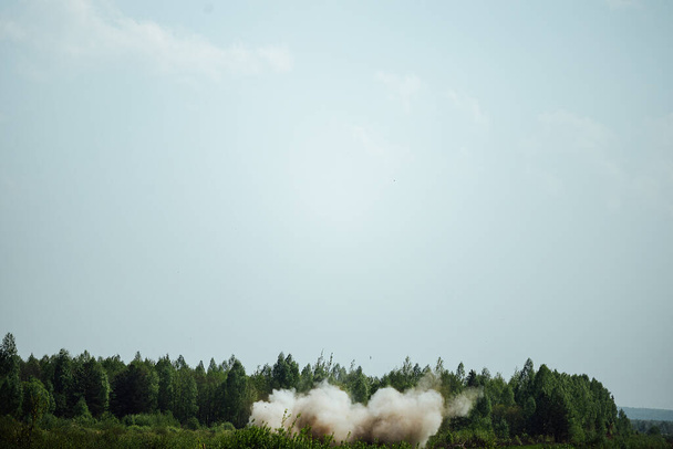 exploze projektilu při zasažení cíle na vojenském mnohoúhelníku. fragmenty rakety, která zasáhla cíl a kouř. armáda testuje zbraně na vojenských cvičeních - Fotografie, Obrázek