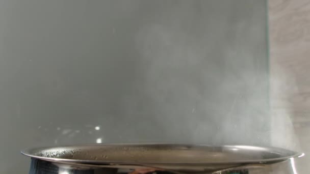Dampf steigt aus einem Topf mit kochendem Wasser auf - Filmmaterial, Video