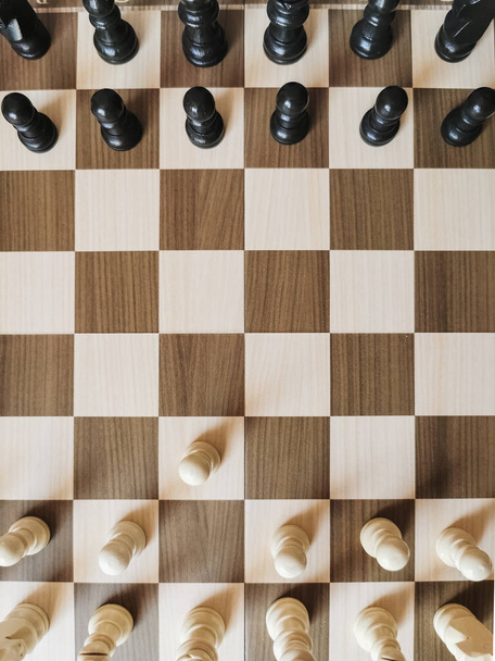 Piezas de ajedrez de madera se colocan en el campo de juego - Foto, Imagen