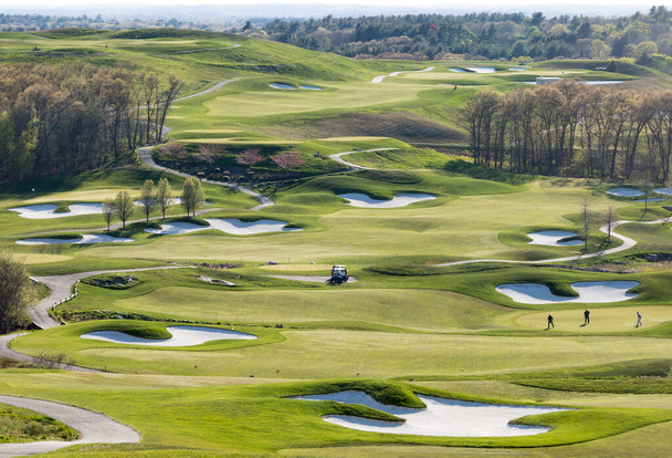 Vue panoramique d'un parcours de golf
. - Photo, image