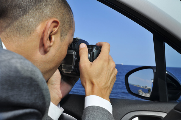 ντετέκτιβ ή παπαράτσι λαμβάνοντας φωτογραφίες από μέσα σε ένα αυτοκίνητο - Φωτογραφία, εικόνα
