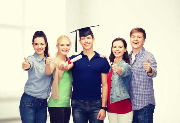 Groupe d'étudiants avec diplôme montrant pouces vers le haut
 - Photo, image