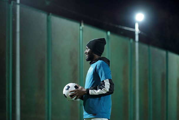 Feliz joven jugador de fútbol con entrenamiento de pelota de fútbol en el estadio - Foto, Imagen