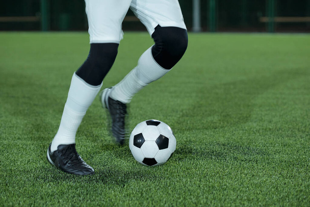 Genç aktif futbolcu futbol topunu tekmeleyecek - Fotoğraf, Görsel