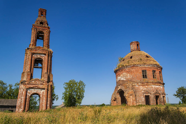 eine verlassene orthodoxe Kirche, die Kirche des Dorfes Golovinskoye, Provinz Kostroma, Russland. Das Baujahr ist 1802. Derzeit ist der Tempel verlassen. - Foto, Bild