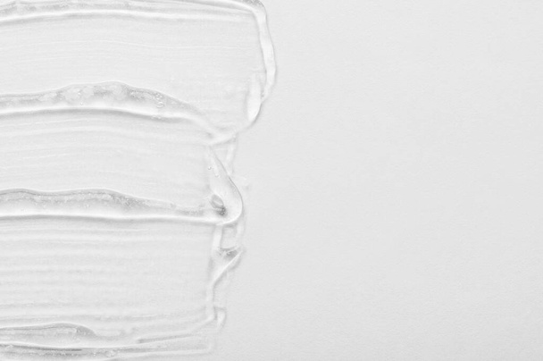 白い表面のボディスキンケアのためのクリアゲルの汚れ - 写真・画像