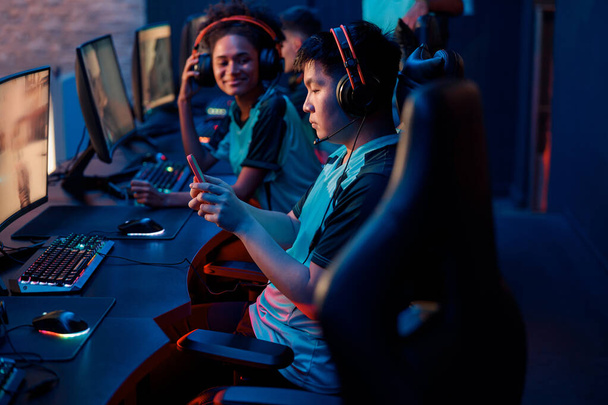 Competitive gamer playes on smartphone in cyber club - Foto, immagini
