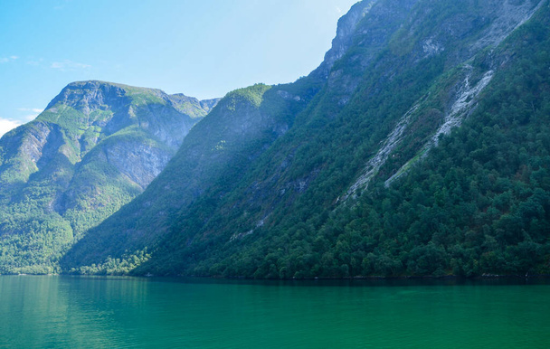 Prachtige fjord Sognefjord met rotsachtige oevers en turquoise water. Rondvaren in Scandinavische schoonheid. Noorwegen - Foto, afbeelding