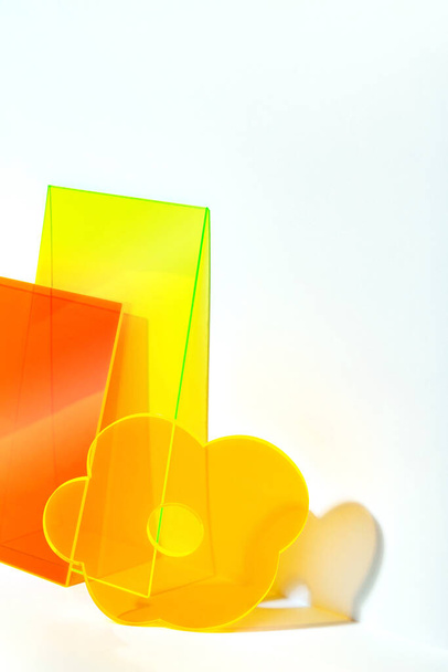 Divertido amarillo naranja varias formas acrílicas sobre un fondo blanco brillante iluminado. Elegante fondo abstracto con espacio para el texto. Escenario colorido para publicidad, promoción, exposición de nuevos productos.  - Foto, Imagen