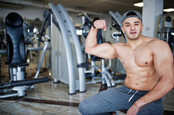 Fit and muscular arabian man doing workouts in gym. - Foto, Imagen