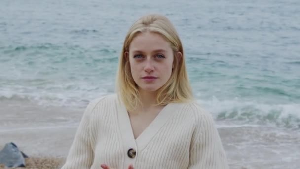 Portré fehér nő kék szemekkel - Felvétel, videó