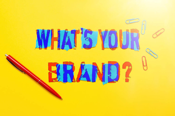 Znak pisma ręcznego What S Your Brand Question. Koncepcyjne zdjęcie z pytaniem o logo produktu robi lub co komunikujesz Krytyczne myślenie Znalezienie wskazówek Odpowiadanie na pytania Gromadzenie danych - Zdjęcie, obraz