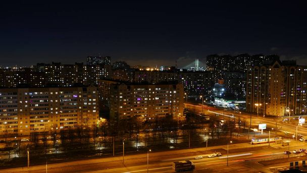 Санкт-Петербург вночі з висоти пташиного польоту, світло міста, нічний трафік, світло у вікнах будинків. - Фото, зображення
