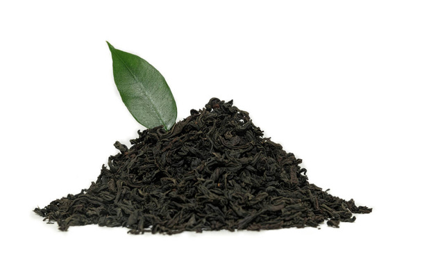 Haufen getrockneter schwarzer Tee auf weißem Hintergrund - Foto, Bild