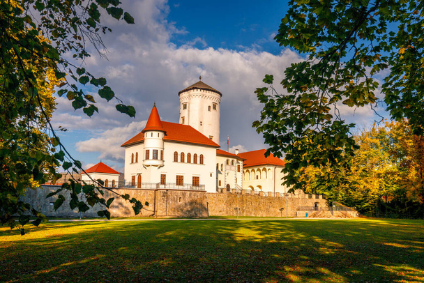 Castello medievale Budatin con parco nella stagione autunnale, Slovacchia, Europa. - Foto, immagini
