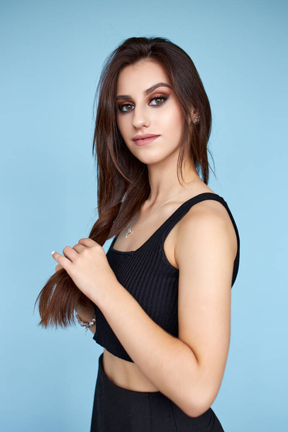 Young atractive caucation brunett madel posing in a shtudio, bauuty head shots Woman with long brown hair - Foto, afbeelding