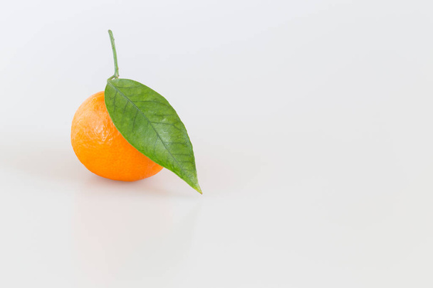 Reife Mandarine mit grünem Blatt. Orange Zitrusfrüchte isoliert auf weißem Hintergrund. - Foto, Bild