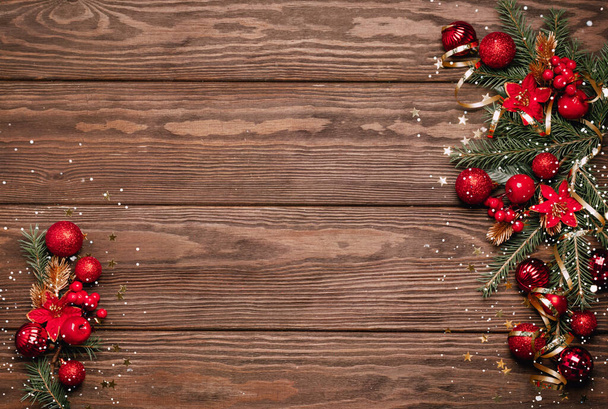 Şenlikli Noel arkaplanı kırmızı toplar yeşil dallar ladin yılanı ahşap arkaplan. - Fotoğraf, Görsel