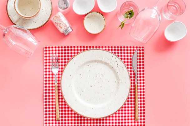 Dinner plate setting with cutlery and napkin. Top view - 写真・画像