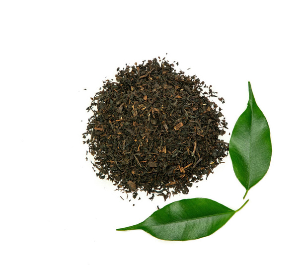 Montón de té negro seco sobre un fondo blanco - Foto, Imagen