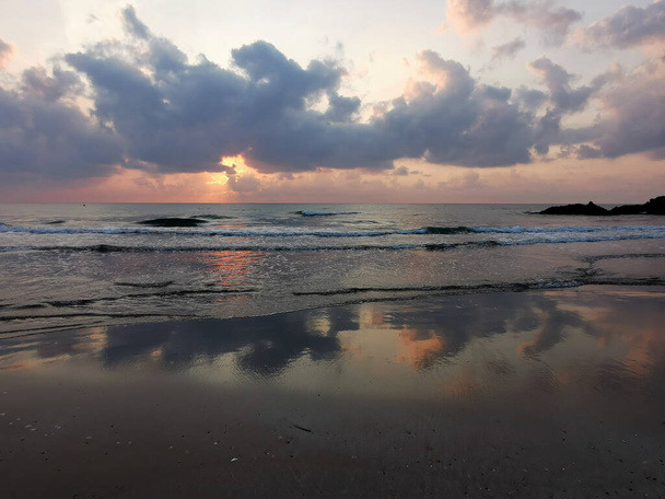 odbicie chmury nad morzem o zachodzie słońca - Zdjęcie, obraz