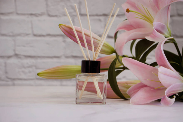 parfum voor thuisbloem lelie - Foto, afbeelding