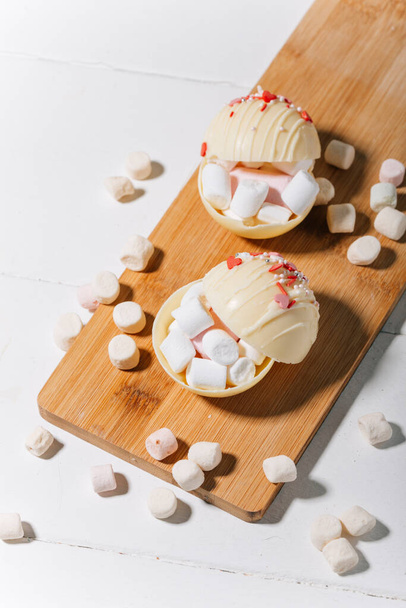 Cocoa bombs with marshmallows on wooden board - Foto, Imagem