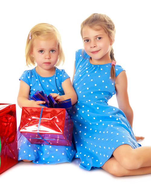 Two sisters with a gift - Foto, Imagen