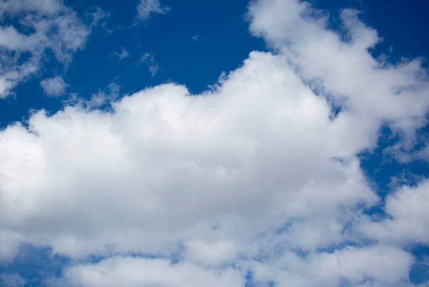 Immagine di una nuvola. Cotone come nuvola nel cielo. Immagine elemento meteo. - Foto, immagini