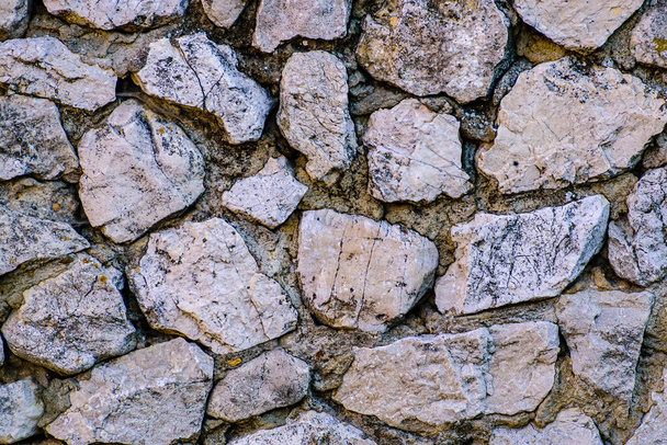 コンクリートで接続された粗い大きな石の石の壁。テクスチャまたは背景 - 写真・画像