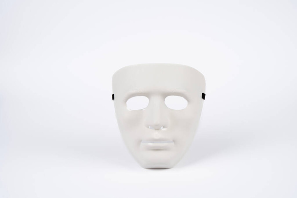 Parijs, Frankrijk - 11 22 2021: Pakket gemaskerde vrouw. Een wit ongedefinieerd masker - Foto, afbeelding