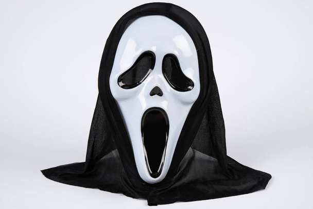 Parigi, Francia - 11 22 2021: Confezione di donna mascherata. Una maschera grido in bianco e nero - Foto, immagini