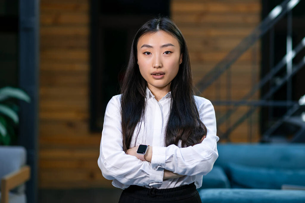 впевнена лідерка азіатського бізнес-дизайнера жінка в білій сорочці в офісі. дівчина починає успішний бізнес
. - Фото, зображення