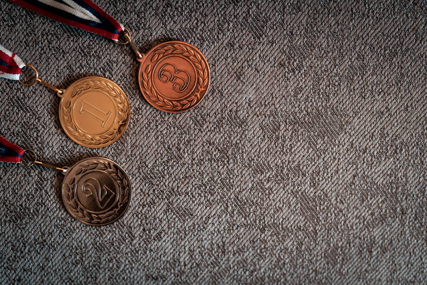 Médailles d'or, d'argent et de bronze avec des numéros sur fond intéressant pour les gagnants. Médaille avec ruban tricolore Jeux olympiques d'hiver à Pékin 2022, utile pour bannière, fond - Photo, image