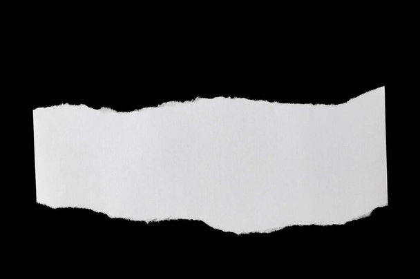 feuilles de papier blanc avec bords déchiquetés isolés sur un fond noir - Photo, image
