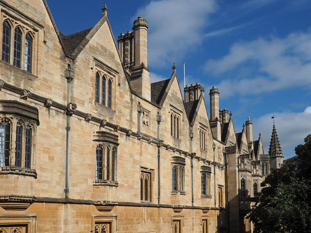 OXFORD - SEPTEMBER 2016: Das Magdalen College der Universität Oxford ist das eleganteste Beispiel für die gotische Architektur und den cremefarbenen Kalkstein, für den die Stadt berühmt ist, wie etwa in Oxford 2016 zu sehen.. - Foto, Bild