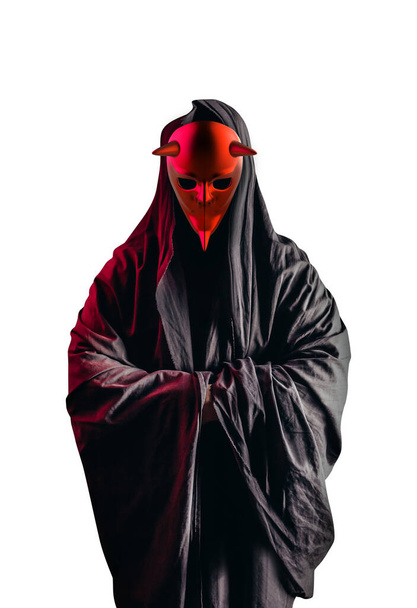Изолированный страшный ужас оккультный сектантский священник в черном капюшоне и металлической маске на белом фоне. - Фото, изображение