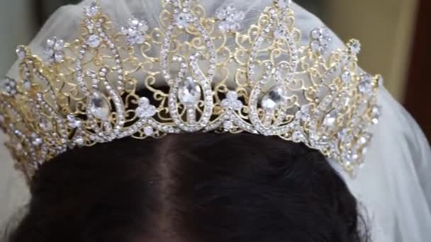 Wedding crown on the head of the bride close up - Filmmaterial, Video