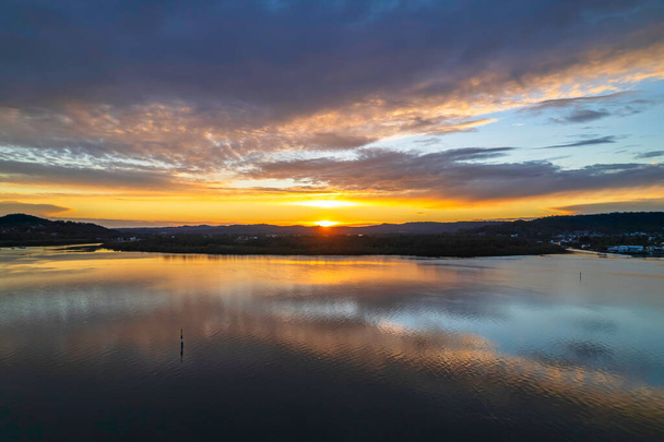 Восход солнца, облака и отражения на набережной Вай-Вай на Центральном побережье штата Нью-Йорк, Австралия. - Фото, изображение