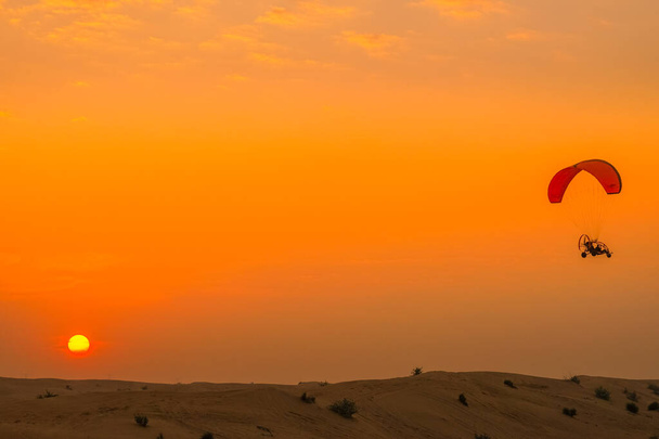 空飛ぶバギー(アラビア砂漠) 。撮影場所:ドバイ - 写真・画像