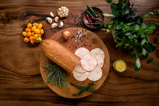 gerookte kip ham op rustieke houten tafel met natuurlijke ingrediënten arrangement - Foto, afbeelding