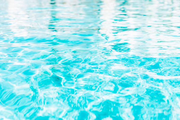 Sininen valkoinen uima-allas repäisi veden pinnan aaltoja ja mukava aurinko kimaltelee - Valokuva, kuva