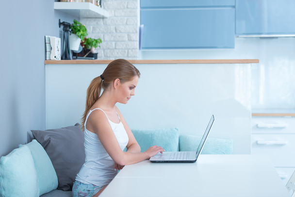 Молода жінка сидить на роботі вдома
 - Фото, зображення