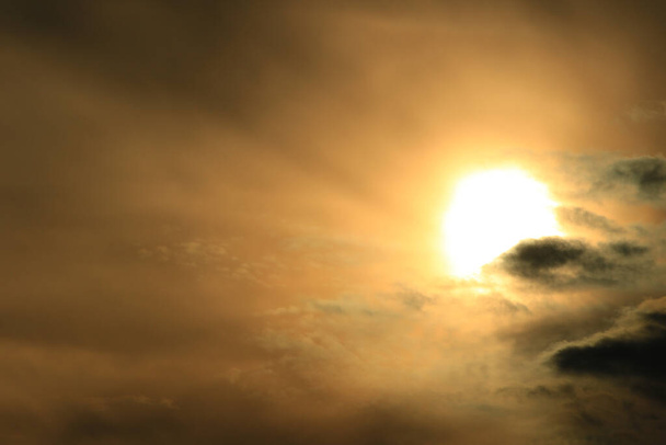 Pimeiden pilvien läpi loistavat valonsäteet
 - Valokuva, kuva