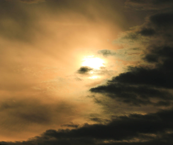 paprsky světla svítí skrz tmavé mraky - Fotografie, Obrázek
